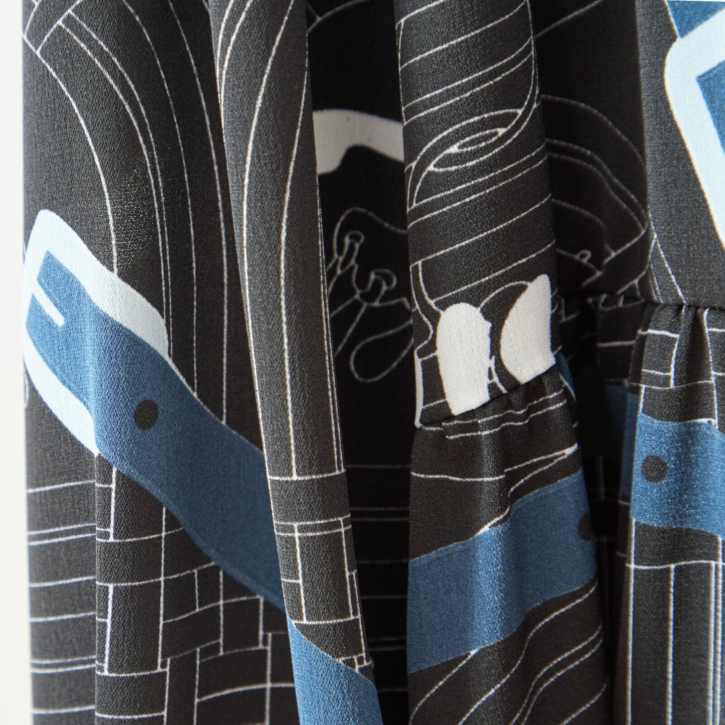 幾何学グラフィックロングワンピース|バンドカラー・体型カバー【M〜L】