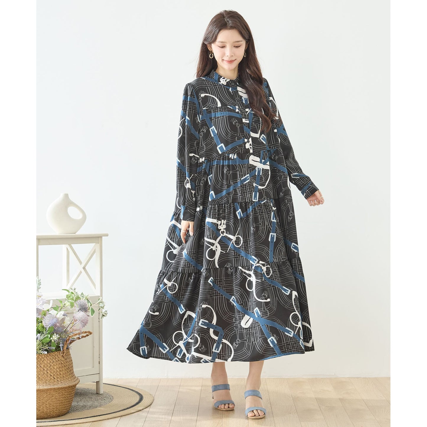 幾何学グラフィックロングワンピース｜バンドカラー・体型カバー【M〜L】