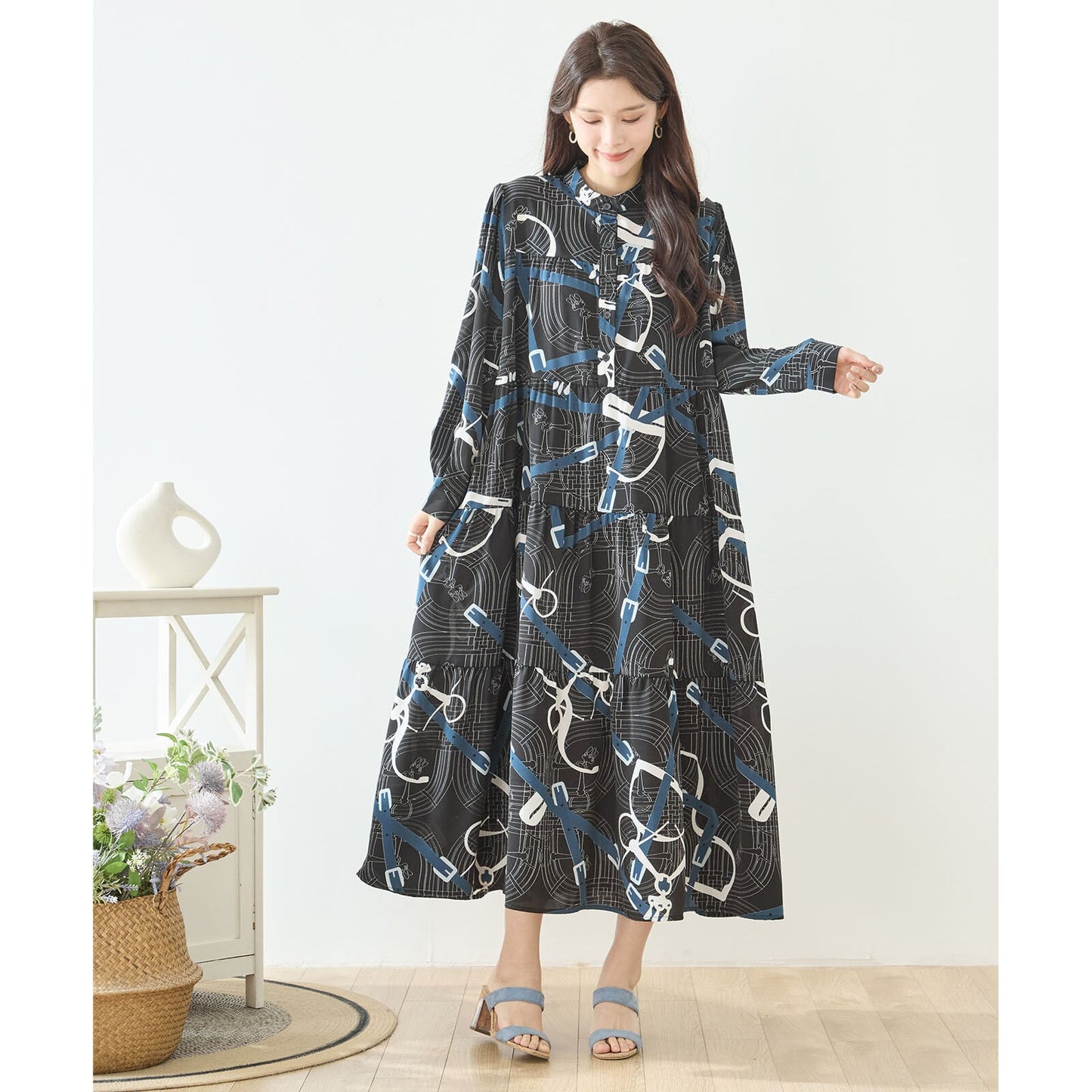 幾何学グラフィックロングワンピース｜バンドカラー・体型カバー【M〜L】