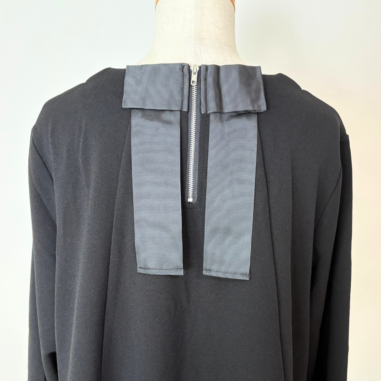 ふんわり2段フリルブラウス｜甘さと上品さを両立した大人フェミニントップス