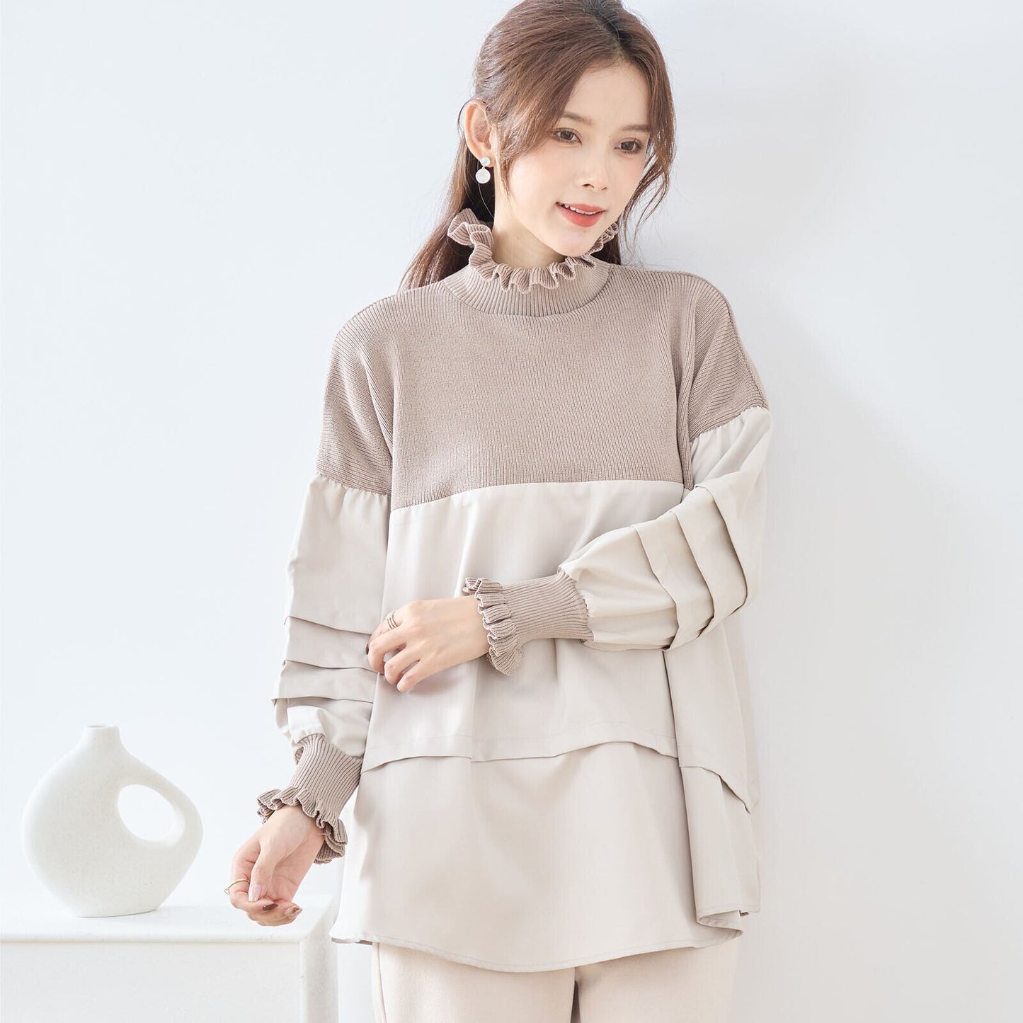 異素材切り替えフリルネックチュニック／やわらかトーンの体型カバーニットドッキングブラウス