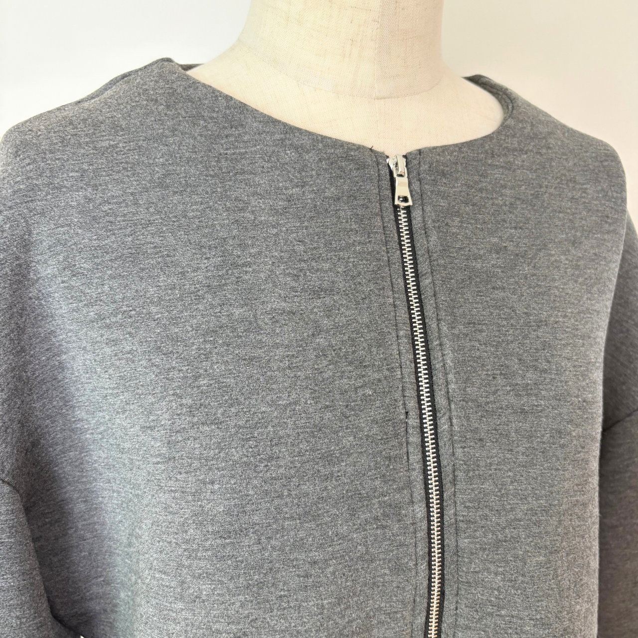 異素材切り替えバルーンジップブルゾン｜タフタ×スポンジリバー素材で軽やかに女性らしく