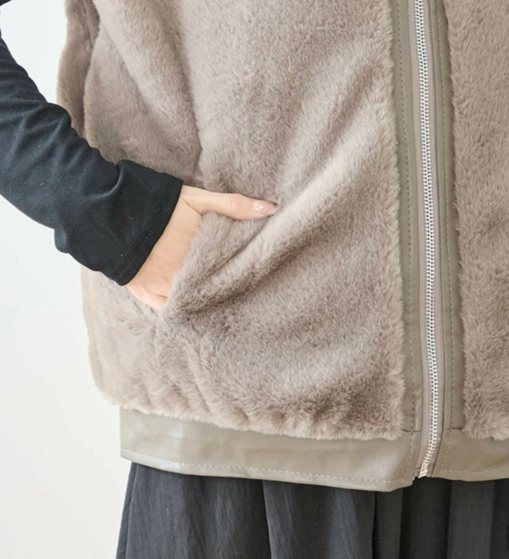 ふわ軽フード付きボアベスト／二の腕・お腹まわりをやさしくカバー