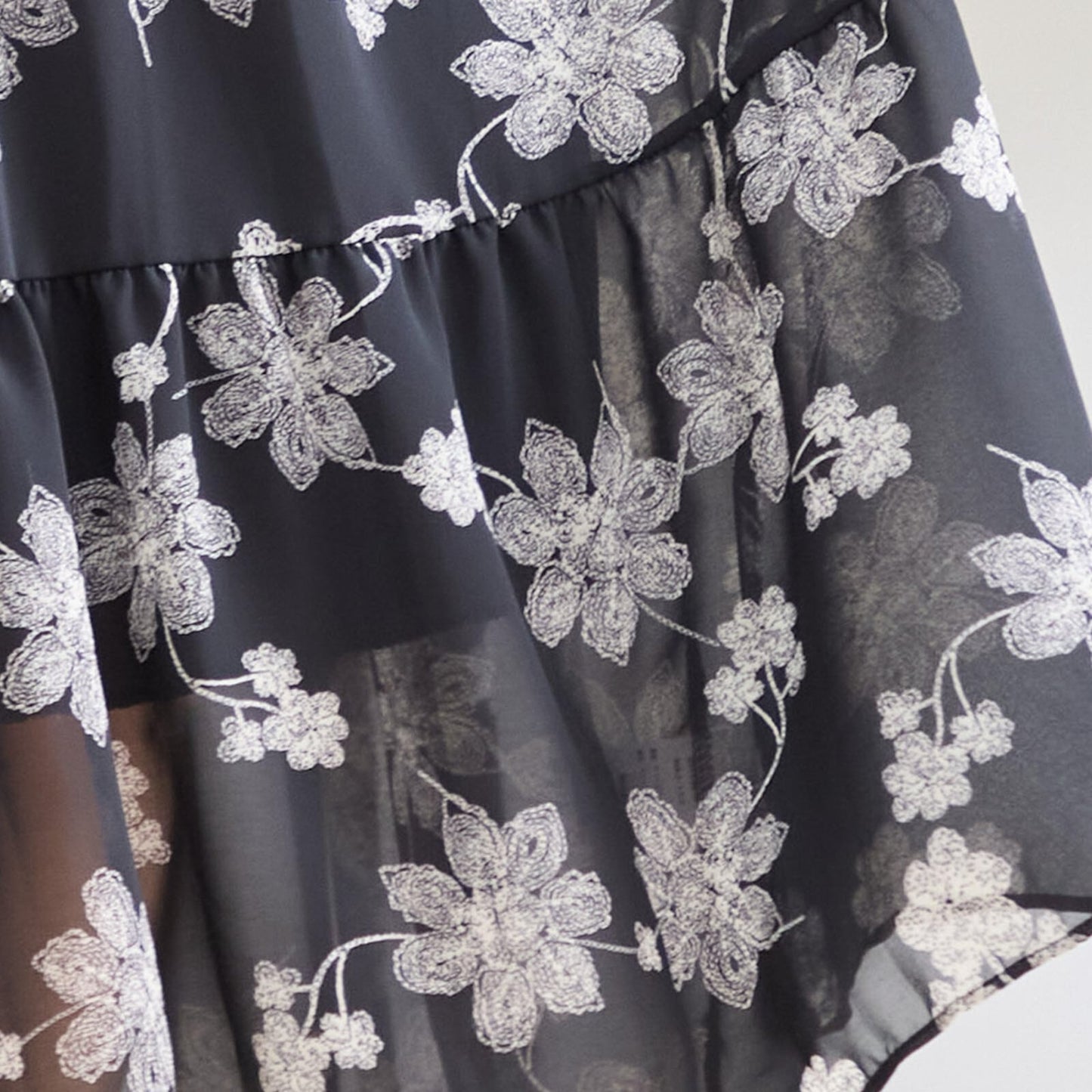 【L〜LL】エレガントフローラルティアードワンピース(N82-153)