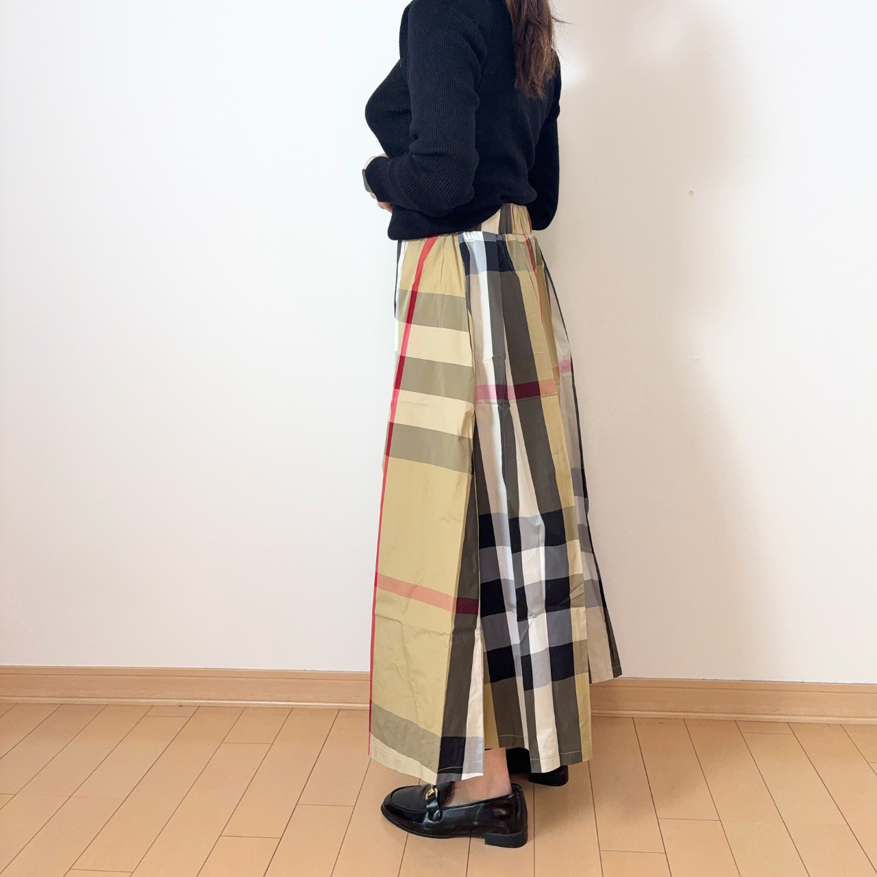 光沢タフタ チェックスカート｜ベージュ・ブラック 2カラー展開／ウエストゴム仕様