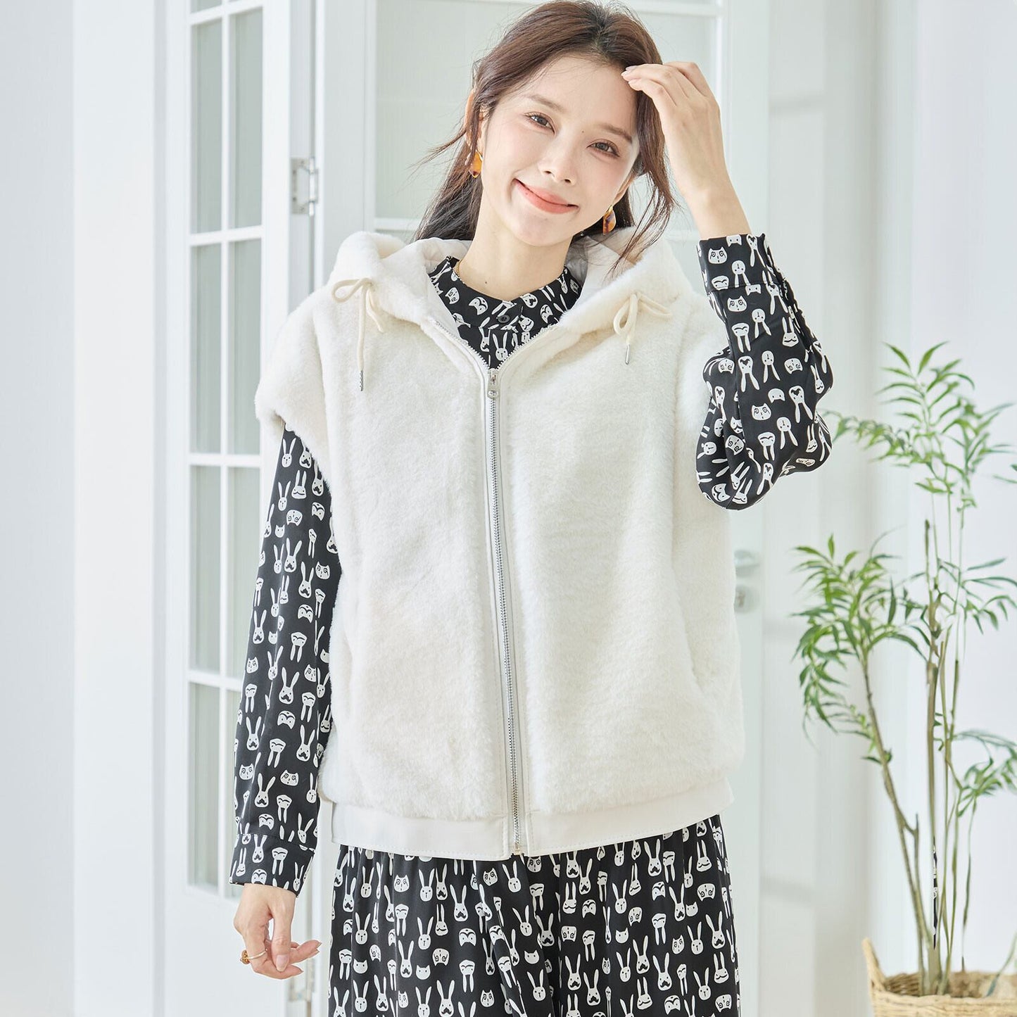 ふわ軽フード付きボアベスト／二の腕・お腹まわりをやさしくカバー