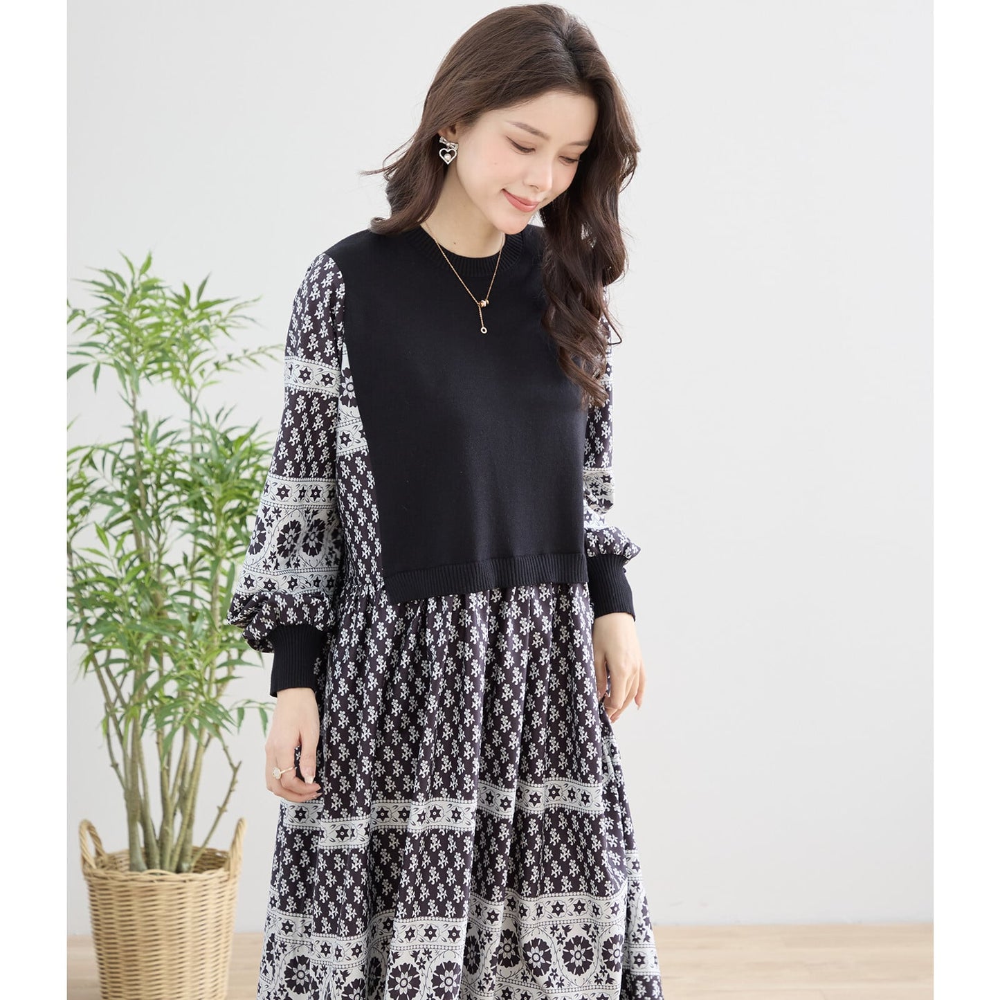 ニット切替プリントデザインワンピース｜異素材ミックスで華やぐ大人の一枚