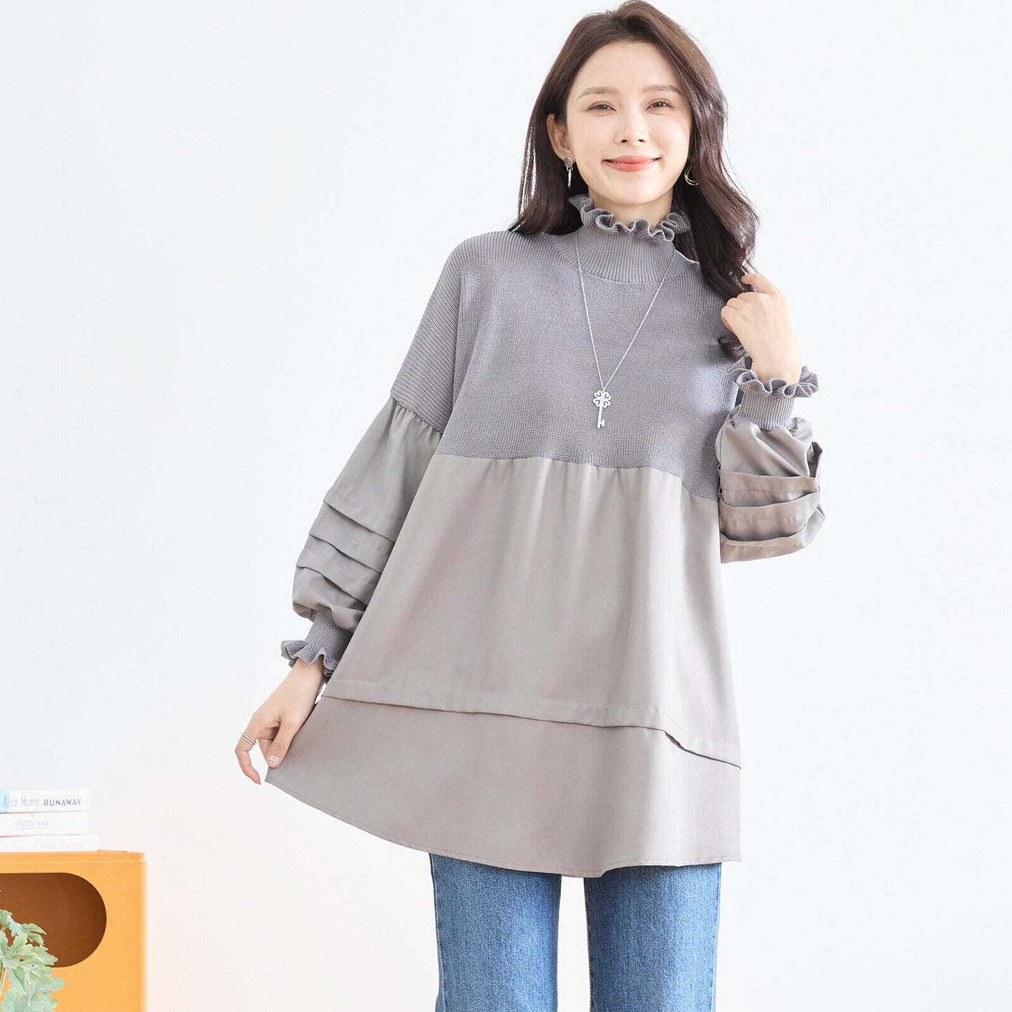 異素材切り替えフリルネックチュニック／やわらかトーンの体型カバーニットドッキングブラウス