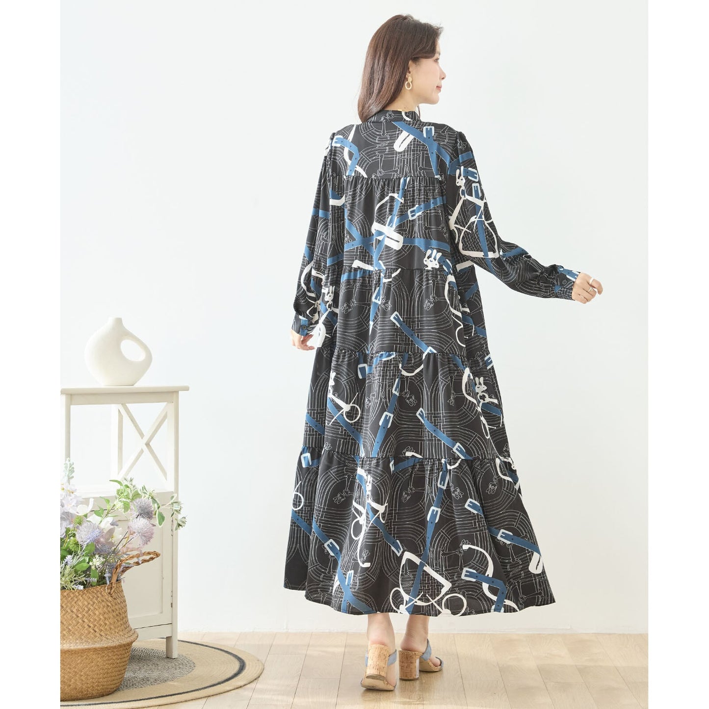 幾何学グラフィックロングワンピース｜バンドカラー・体型カバー【M〜L】