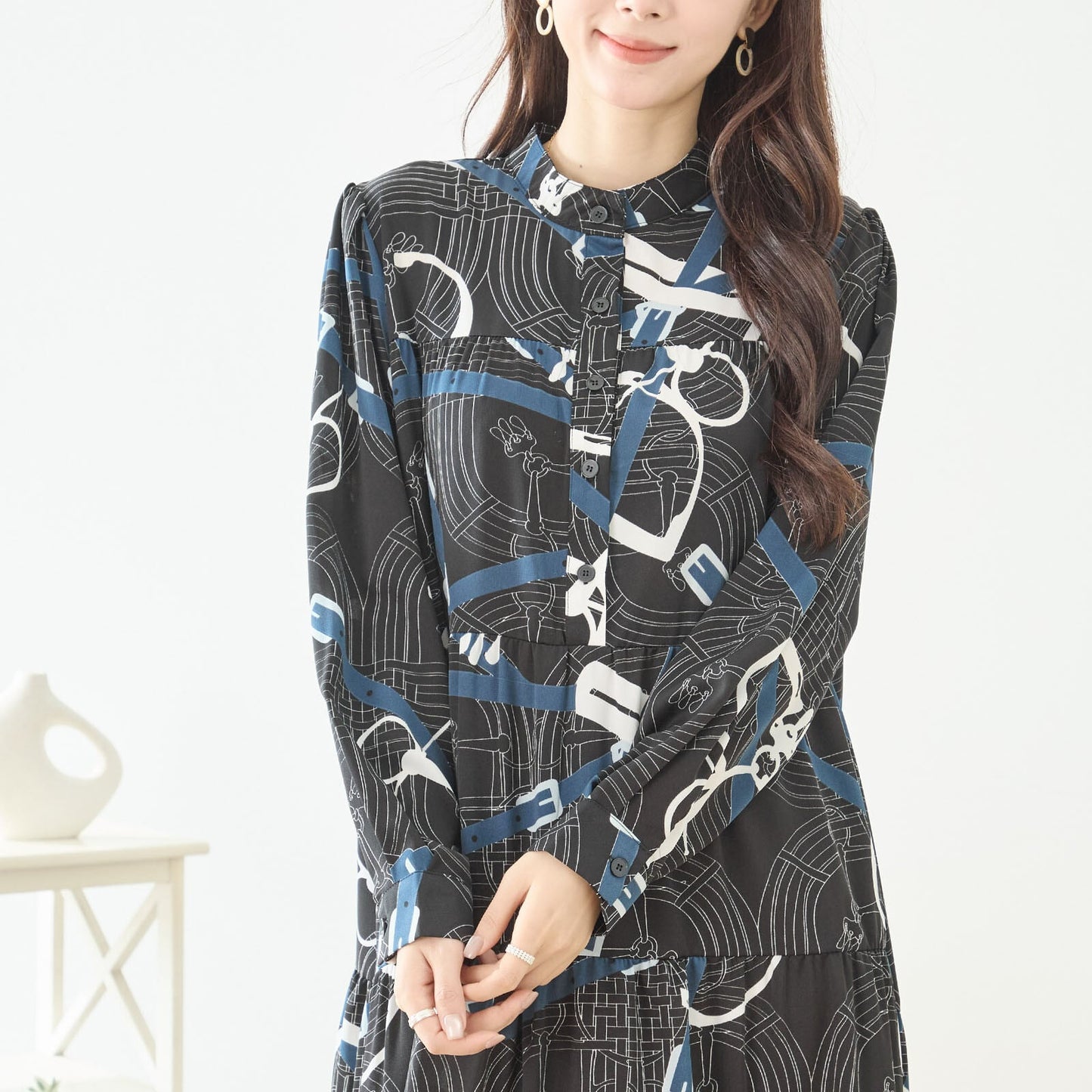 幾何学グラフィックロングワンピース｜バンドカラー・体型カバー【M〜L】
