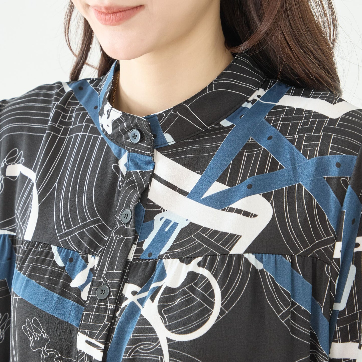 幾何学グラフィックロングワンピース｜バンドカラー・体型カバー【M〜L】