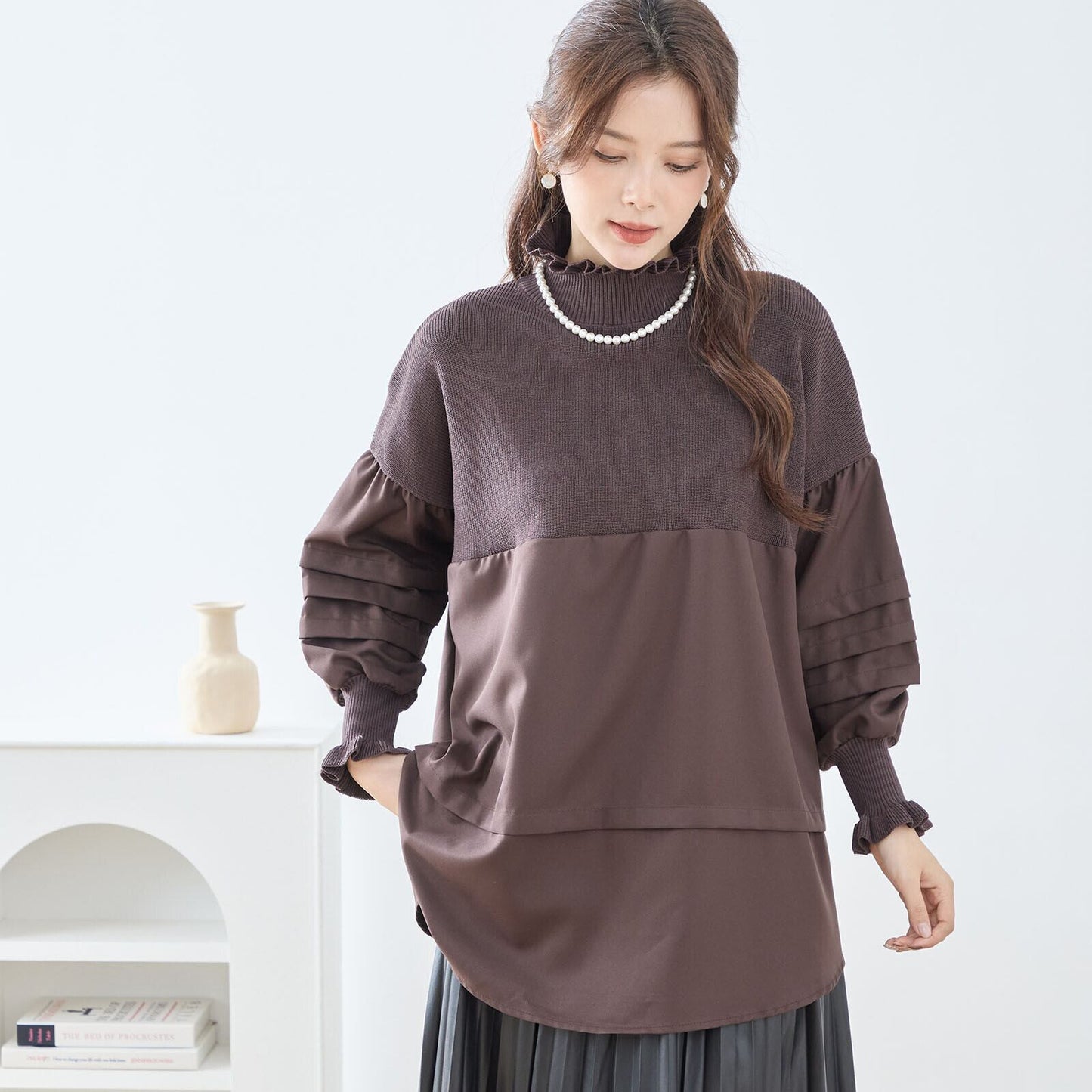 異素材切り替えフリルネックチュニック／やわらかトーンの体型カバーニットドッキングブラウス