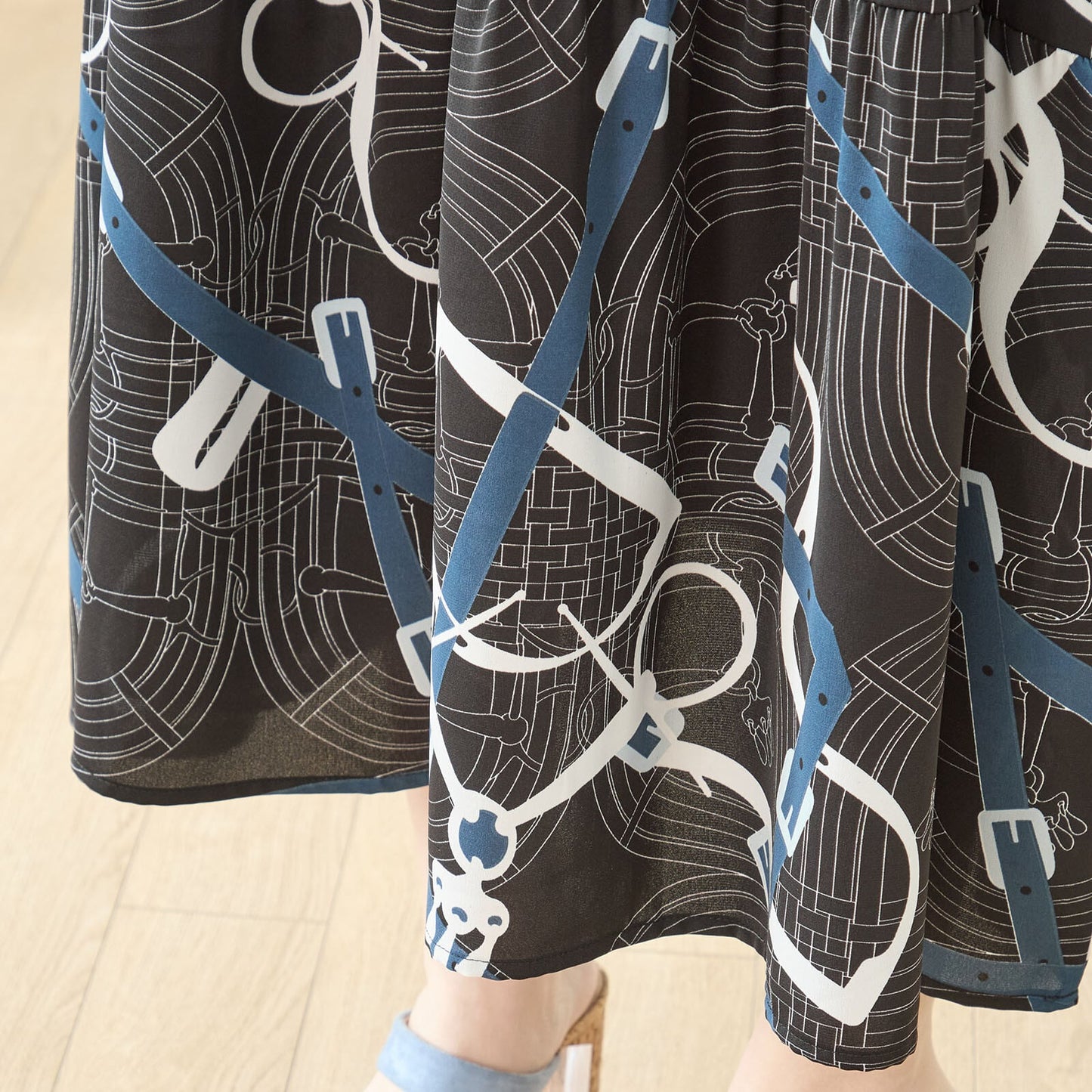 幾何学グラフィックロングワンピース｜バンドカラー・体型カバー【M〜L】