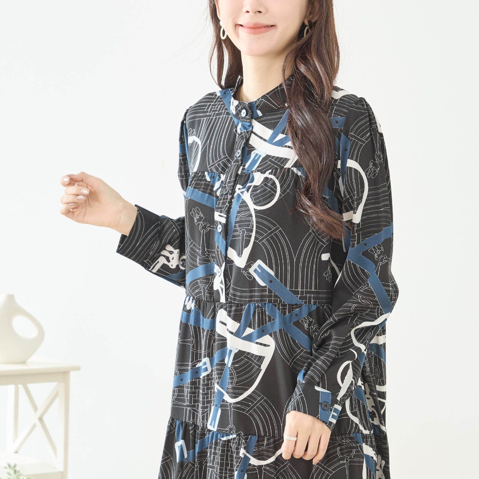 幾何学グラフィックロングワンピース｜バンドカラー・体型カバー【M〜L