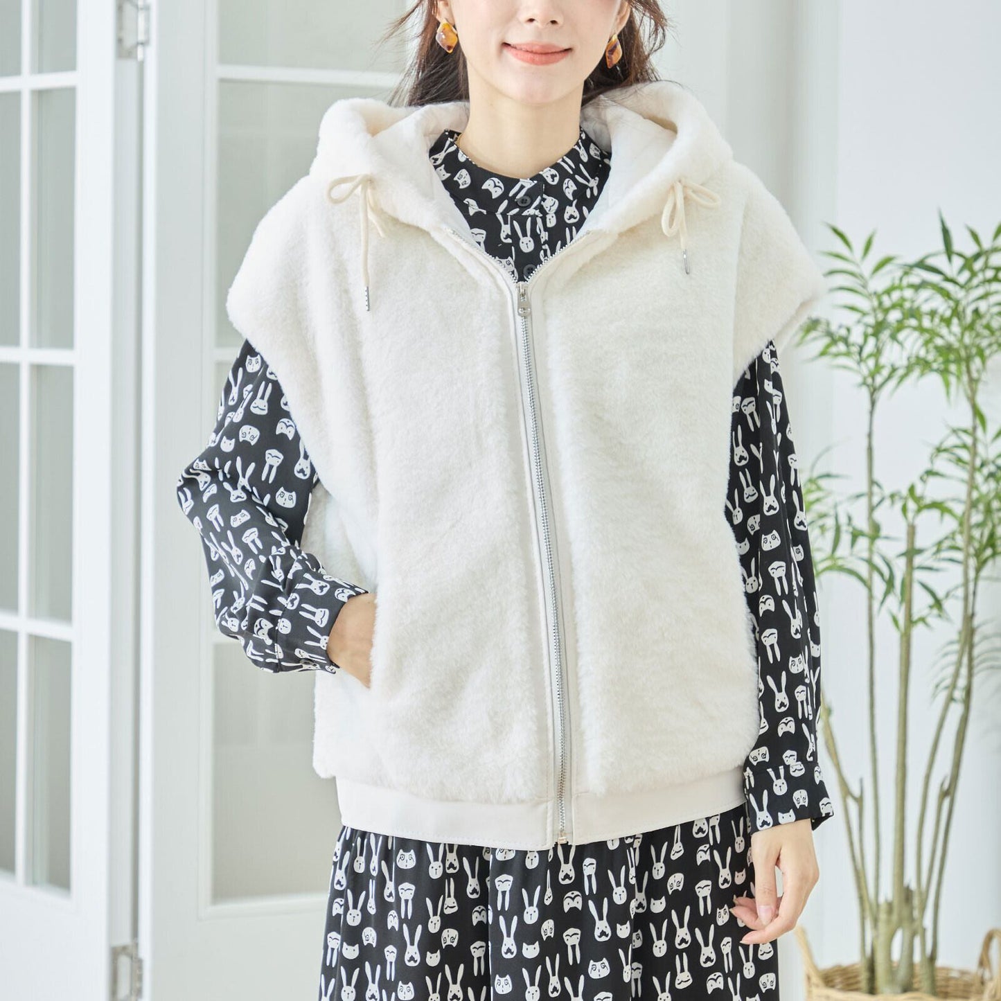 ふわ軽フード付きボアベスト／二の腕・お腹まわりをやさしくカバー