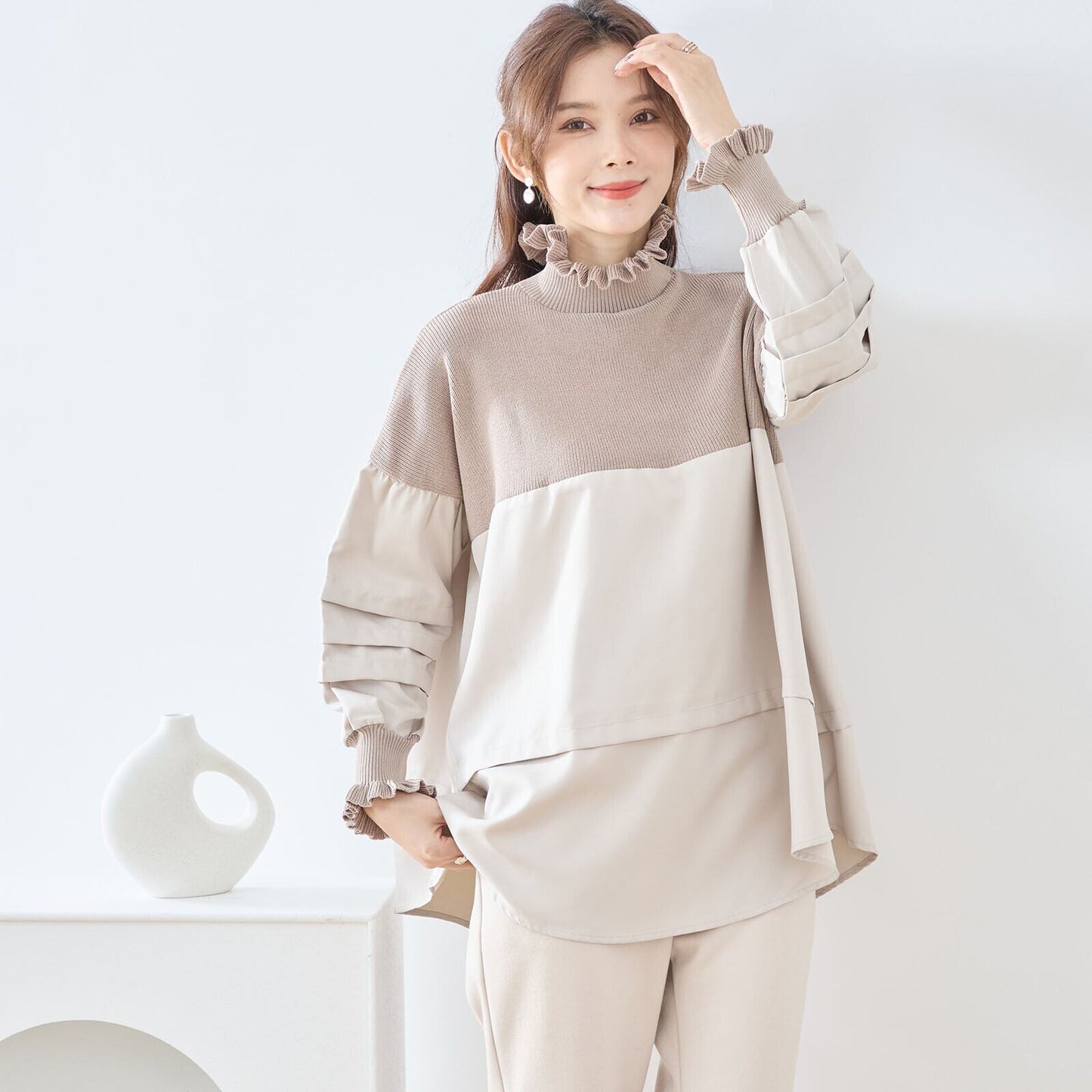 異素材切り替えフリルネックチュニック／やわらかトーンの体型カバーニットドッキングブラウス